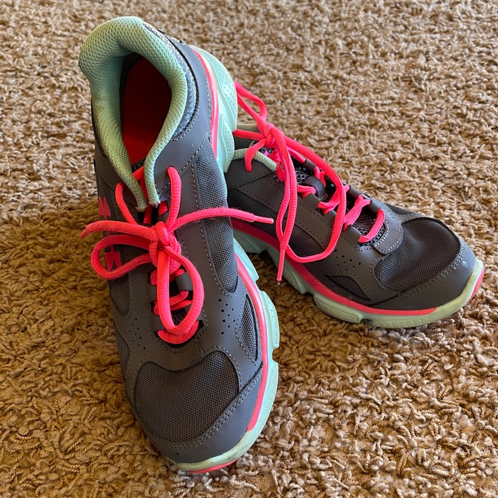 Under Armour girls sz 6 tennis shoes